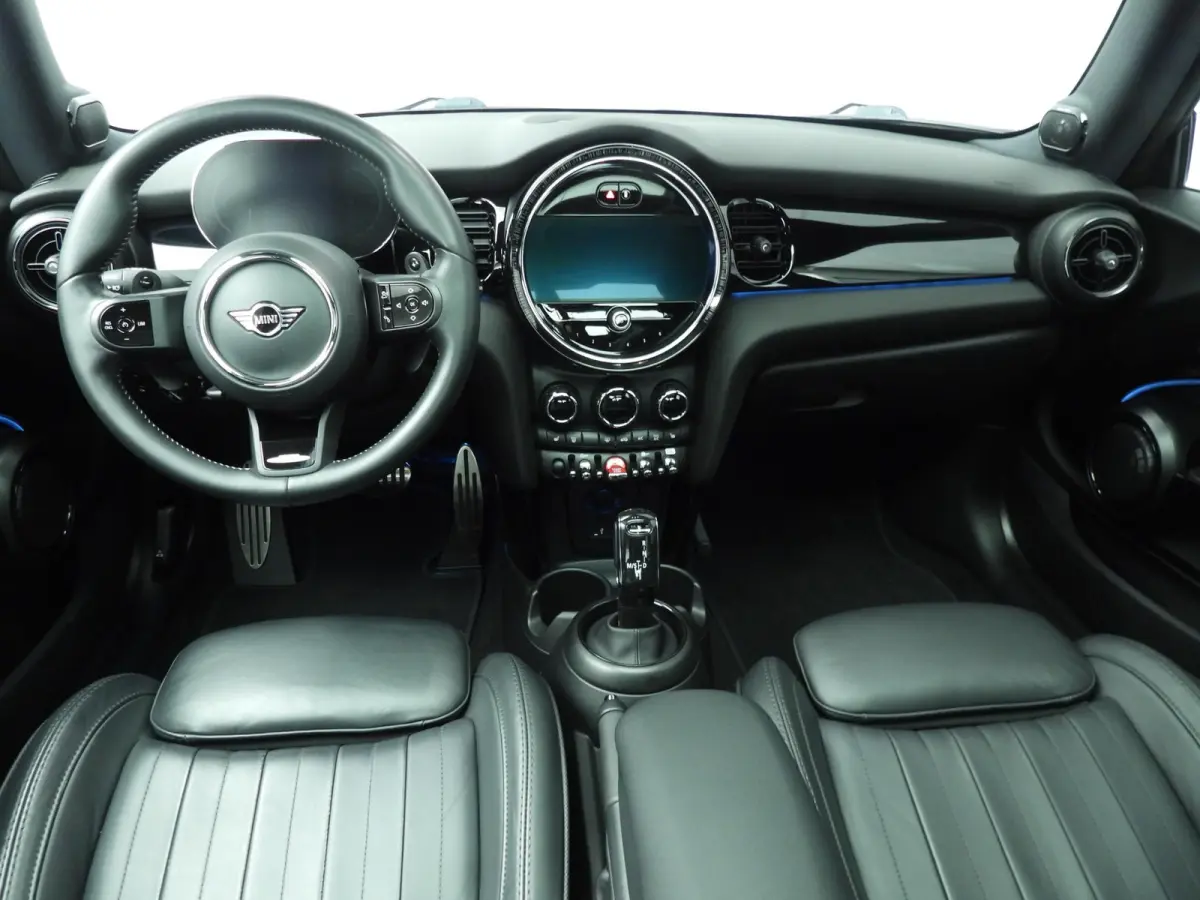 2.0 John Cooper Works Essential | Harman-Kardon | Head-Up | 18" JCW Circuit Spoke | Comfort Access | Panoramadak | Stoelverwarming | Stuurwielrand verwarmd |