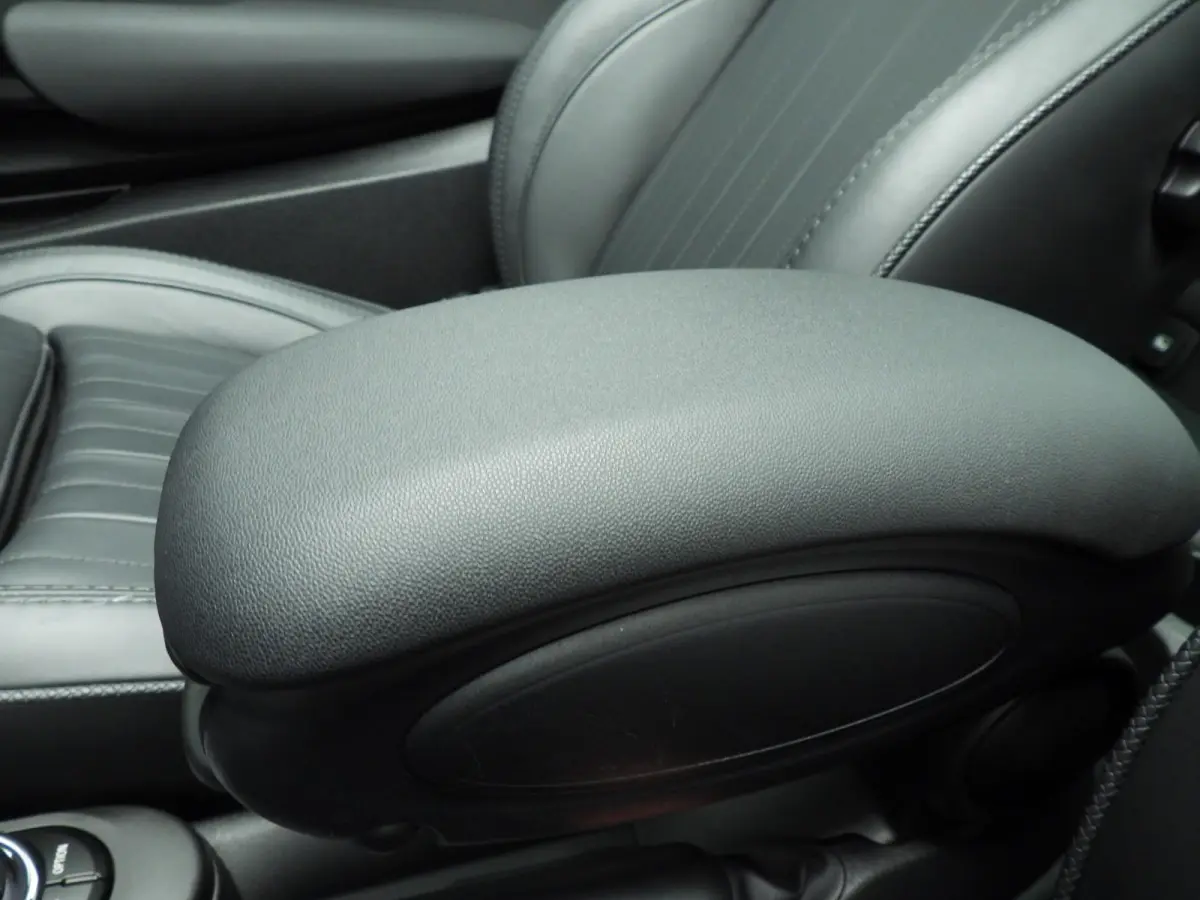 2.0 John Cooper Works Essential | Harman-Kardon | Head-Up | 18" JCW Circuit Spoke | Comfort Access | Panoramadak | Stoelverwarming | Stuurwielrand verwarmd |