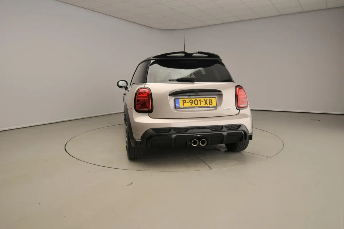 2.0 John Cooper Works Essential | Harman-Kardon | Head-Up | 18" JCW Circuit Spoke | Comfort Access | Panoramadak | Stoelverwarming | Stuurwielrand verwarmd |
