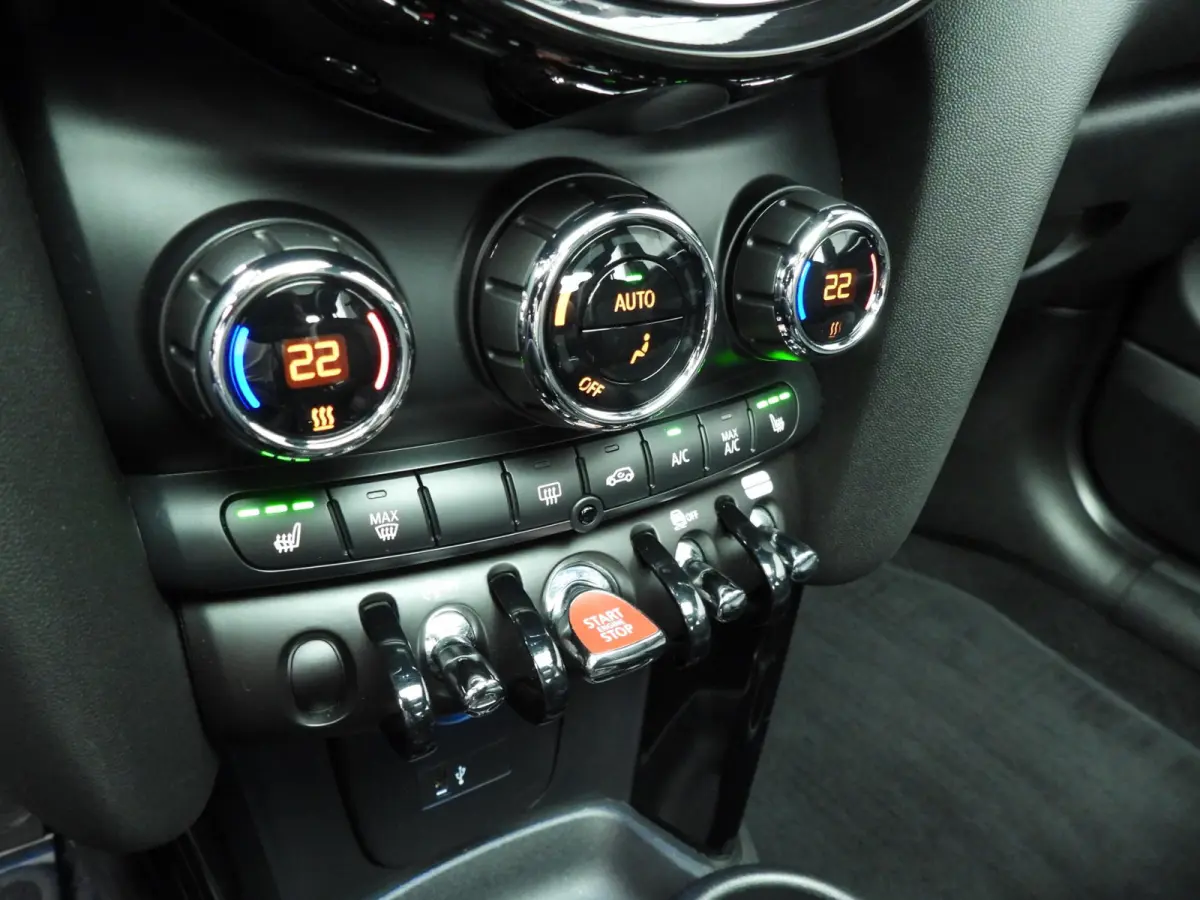 2.0 John Cooper Works Essential | Harman-Kardon | Head-Up | 18" JCW Circuit Spoke | Comfort Access | Panoramadak | Stoelverwarming | Stuurwielrand verwarmd |