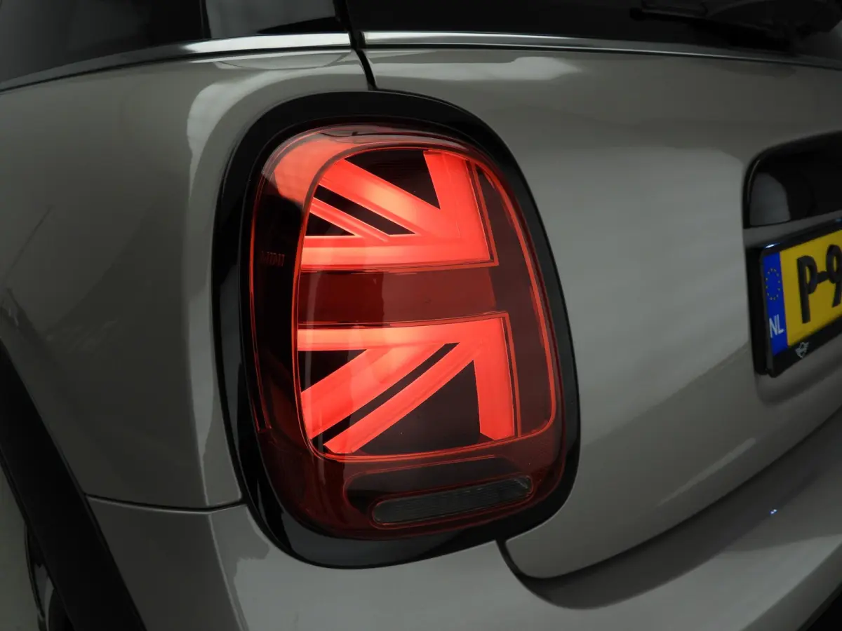 2.0 John Cooper Works Essential | Harman-Kardon | Head-Up | 18" JCW Circuit Spoke | Comfort Access | Panoramadak | Stoelverwarming | Stuurwielrand verwarmd |