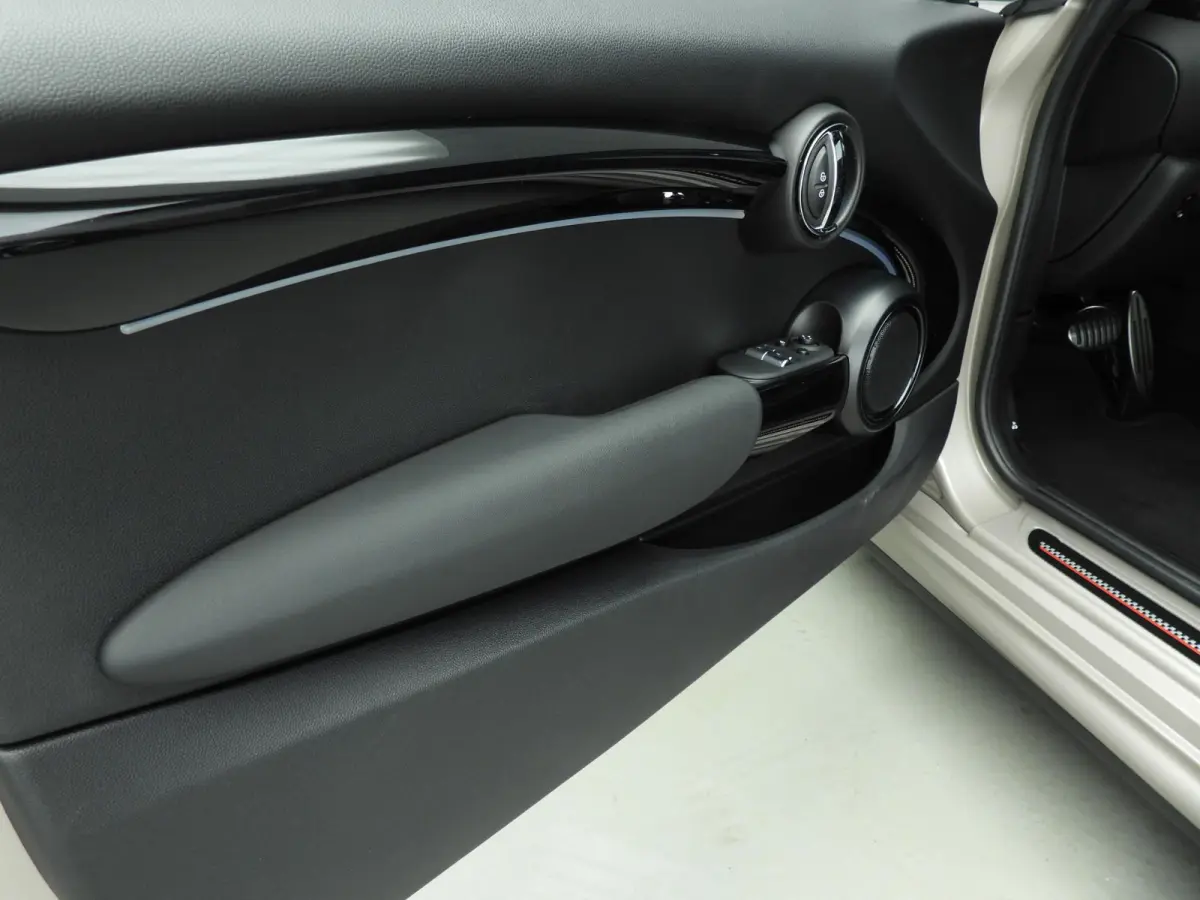 2.0 John Cooper Works Essential | Harman-Kardon | Head-Up | 18" JCW Circuit Spoke | Comfort Access | Panoramadak | Stoelverwarming | Stuurwielrand verwarmd |