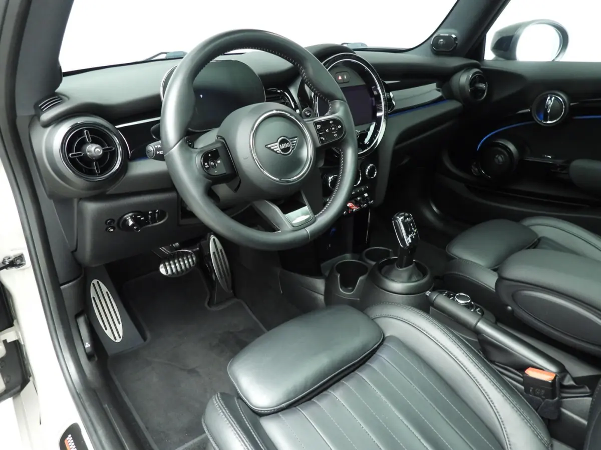 2.0 John Cooper Works Essential | Harman-Kardon | Head-Up | 18" JCW Circuit Spoke | Comfort Access | Panoramadak | Stoelverwarming | Stuurwielrand verwarmd |
