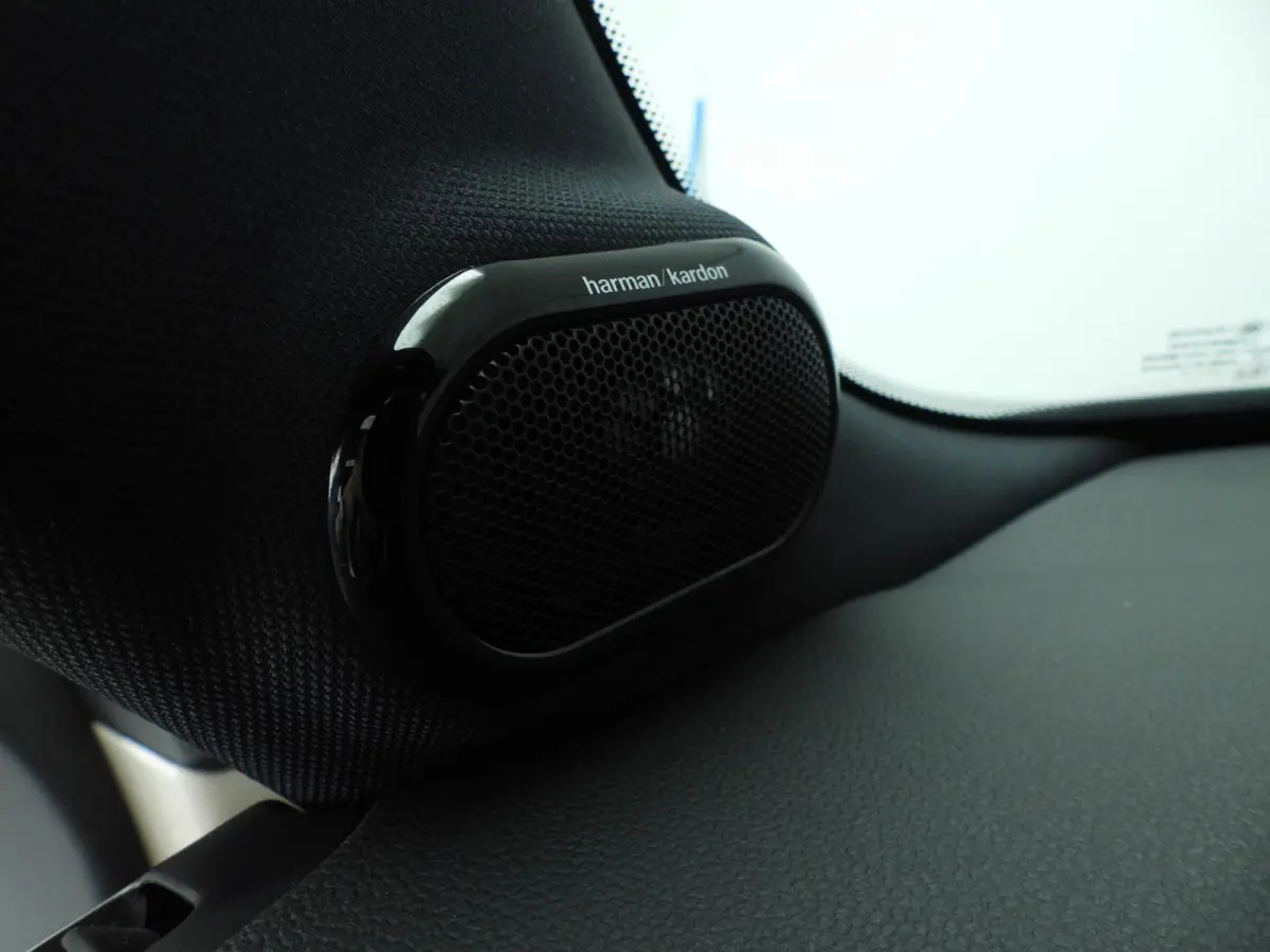 2.0 John Cooper Works Essential | Harman-Kardon | Head-Up | 18" JCW Circuit Spoke | Comfort Access | Panoramadak | Stoelverwarming | Stuurwielrand verwarmd |