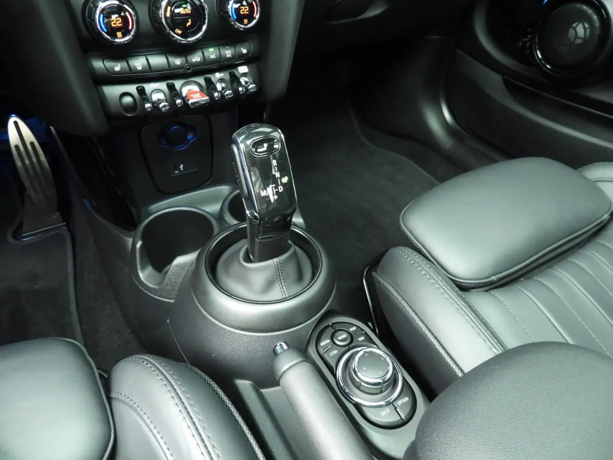 2.0 John Cooper Works Essential | Harman-Kardon | Head-Up | 18" JCW Circuit Spoke | Comfort Access | Panoramadak | Stoelverwarming | Stuurwielrand verwarmd |