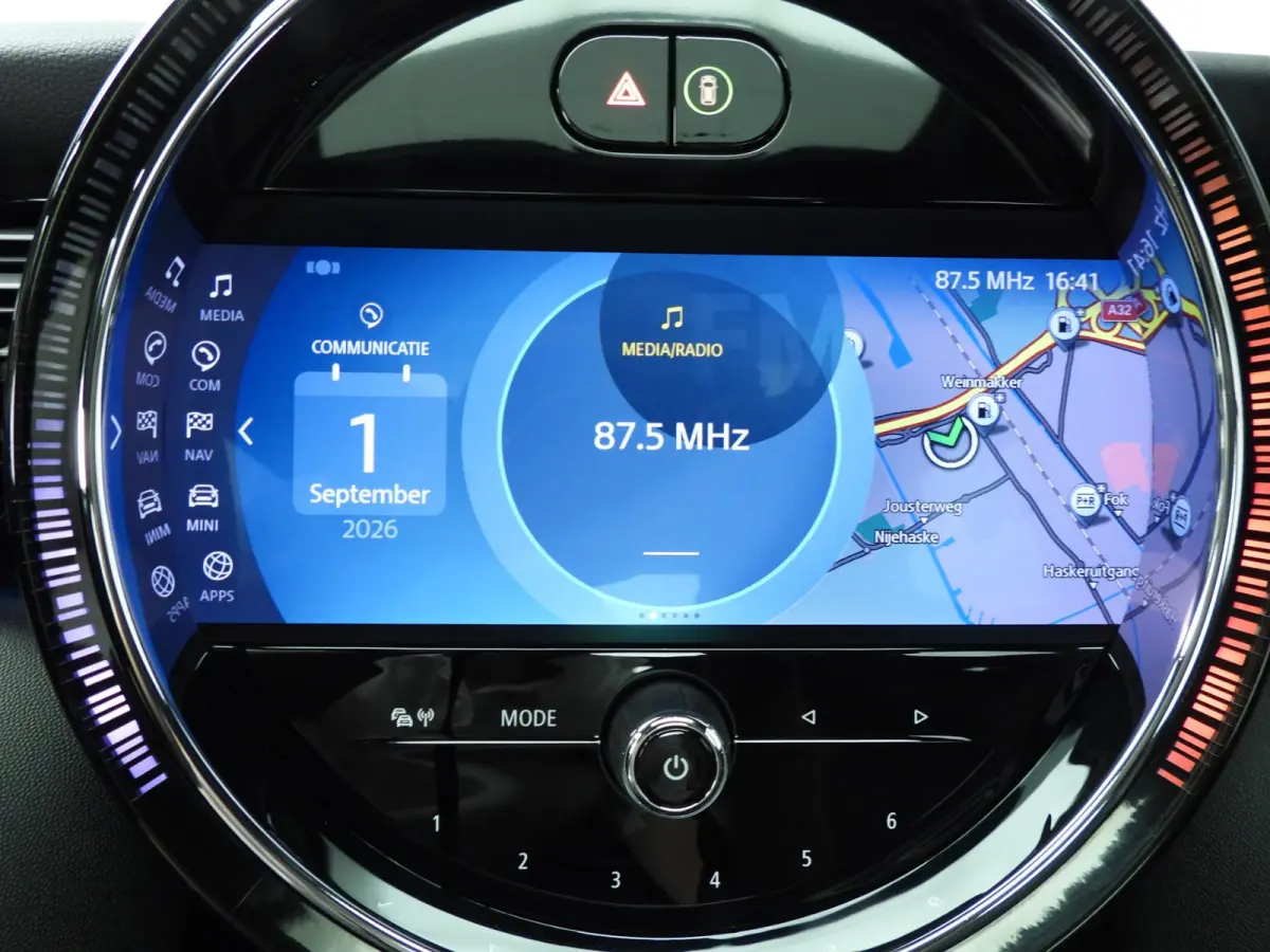 2.0 John Cooper Works Essential | Harman-Kardon | Head-Up | 18" JCW Circuit Spoke | Comfort Access | Panoramadak | Stoelverwarming | Stuurwielrand verwarmd |