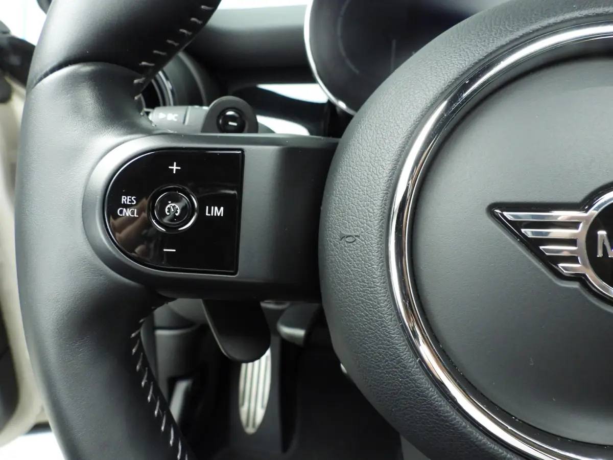 2.0 John Cooper Works Essential | Harman-Kardon | Head-Up | 18" JCW Circuit Spoke | Comfort Access | Panoramadak | Stoelverwarming | Stuurwielrand verwarmd |