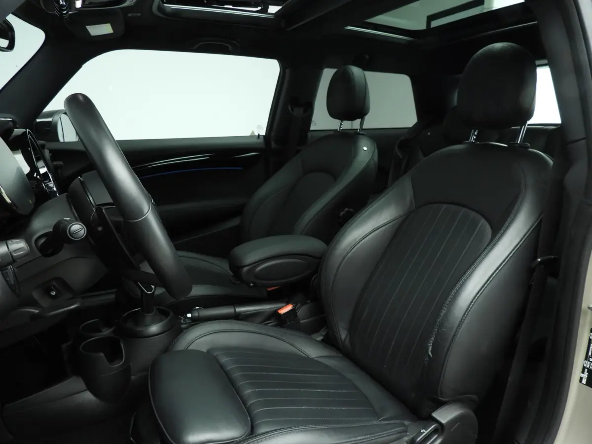 2.0 John Cooper Works Essential | Harman-Kardon | Head-Up | 18" JCW Circuit Spoke | Comfort Access | Panoramadak | Stoelverwarming | Stuurwielrand verwarmd |