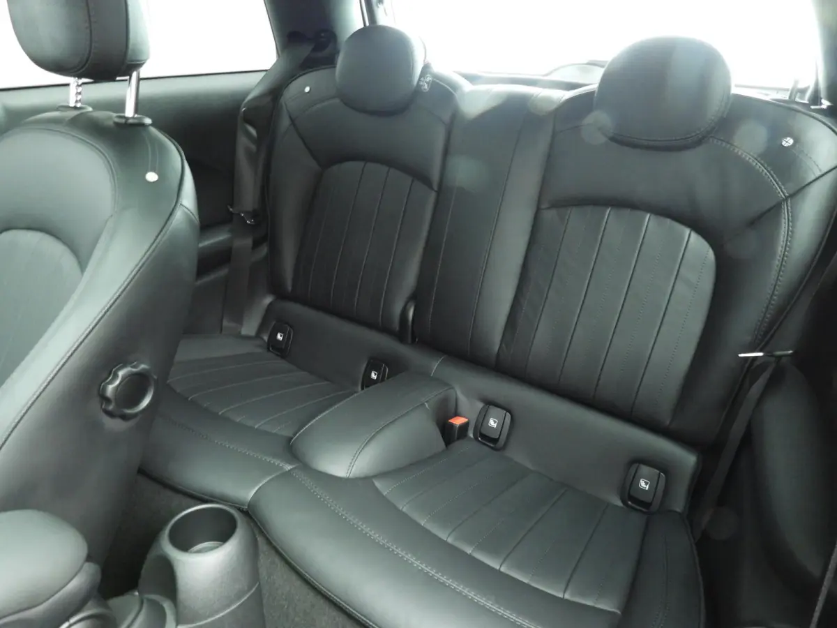 2.0 John Cooper Works Essential | Harman-Kardon | Head-Up | 18" JCW Circuit Spoke | Comfort Access | Panoramadak | Stoelverwarming | Stuurwielrand verwarmd |