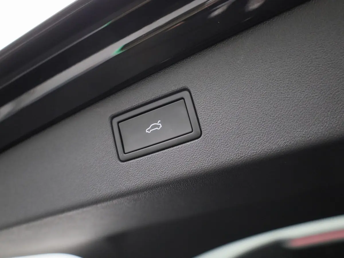 1.5 eHybrid R-Line Edition 204 PK| Origineel Nederlands | SOH 100% | Trekhaak | LEDER Interieur | 360 Camera | Stoelventilatie | Stuurwielverwarming | Stoelverwarming