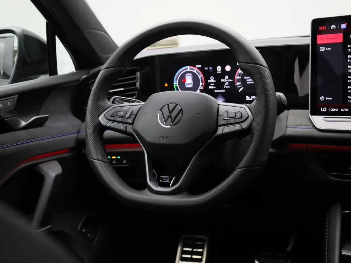 1.5 eHybrid R-Line Edition 204 PK| Origineel Nederlands | SOH 100% | Trekhaak | LEDER Interieur | 360 Camera | Stoelventilatie | Stuurwielverwarming | Stoelverwarming