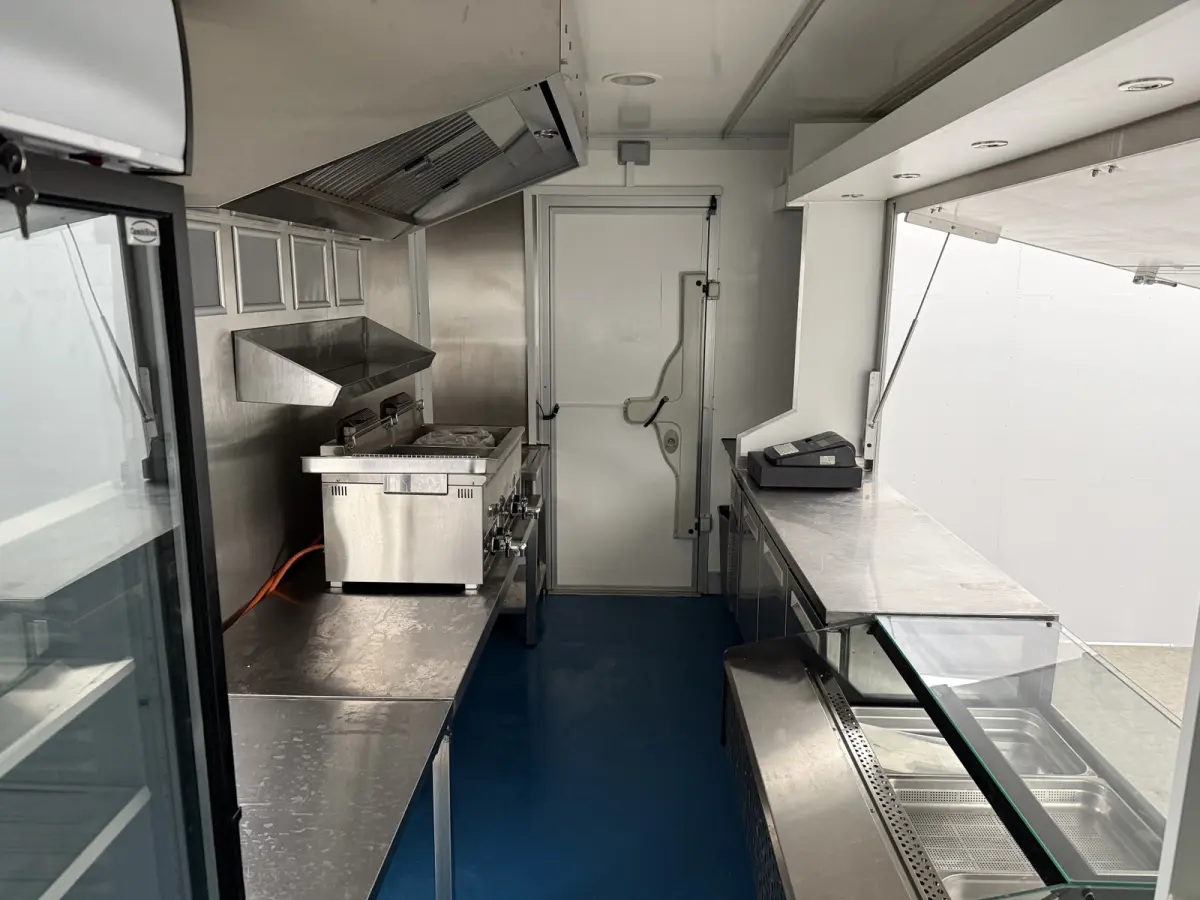 35S14 2.3 410 | Foodtruck | Verkoopwagen | Patatkraam | Eventtruck | Snackwagen | Viskraam | Zijdeur | Airco | Camera