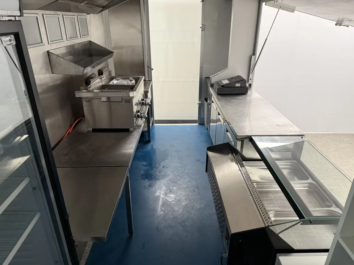 35S14 2.3 410 | Foodtruck | Verkoopwagen | Patatkraam | Eventtruck | Snackwagen | Viskraam | Zijdeur | Airco | Camera