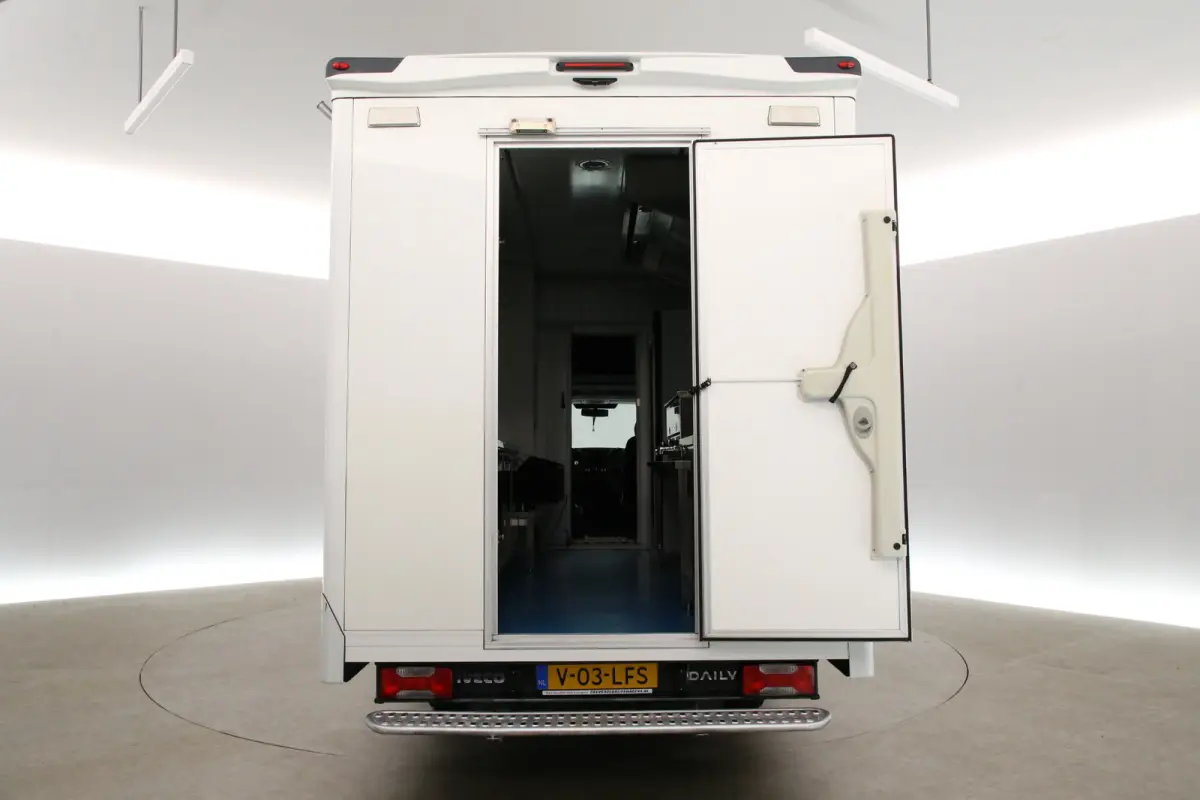 35S14 2.3 410 | Foodtruck | Verkoopwagen | Patatkraam | Eventtruck | Snackwagen | Viskraam | Zijdeur | Airco | Camera
