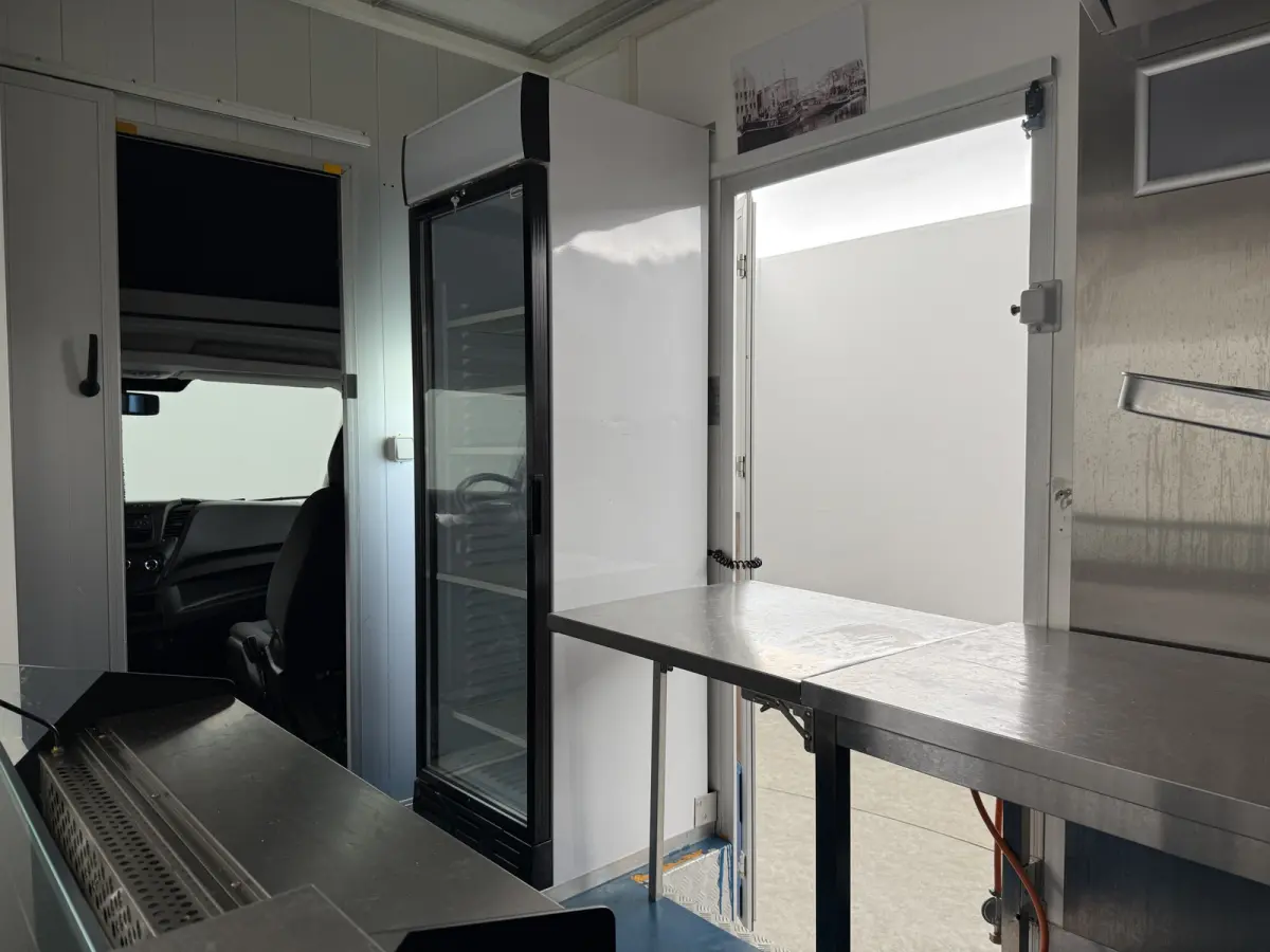 35S14 2.3 410 | Foodtruck | Verkoopwagen | Patatkraam | Eventtruck | Snackwagen | Viskraam | Zijdeur | Airco | Camera