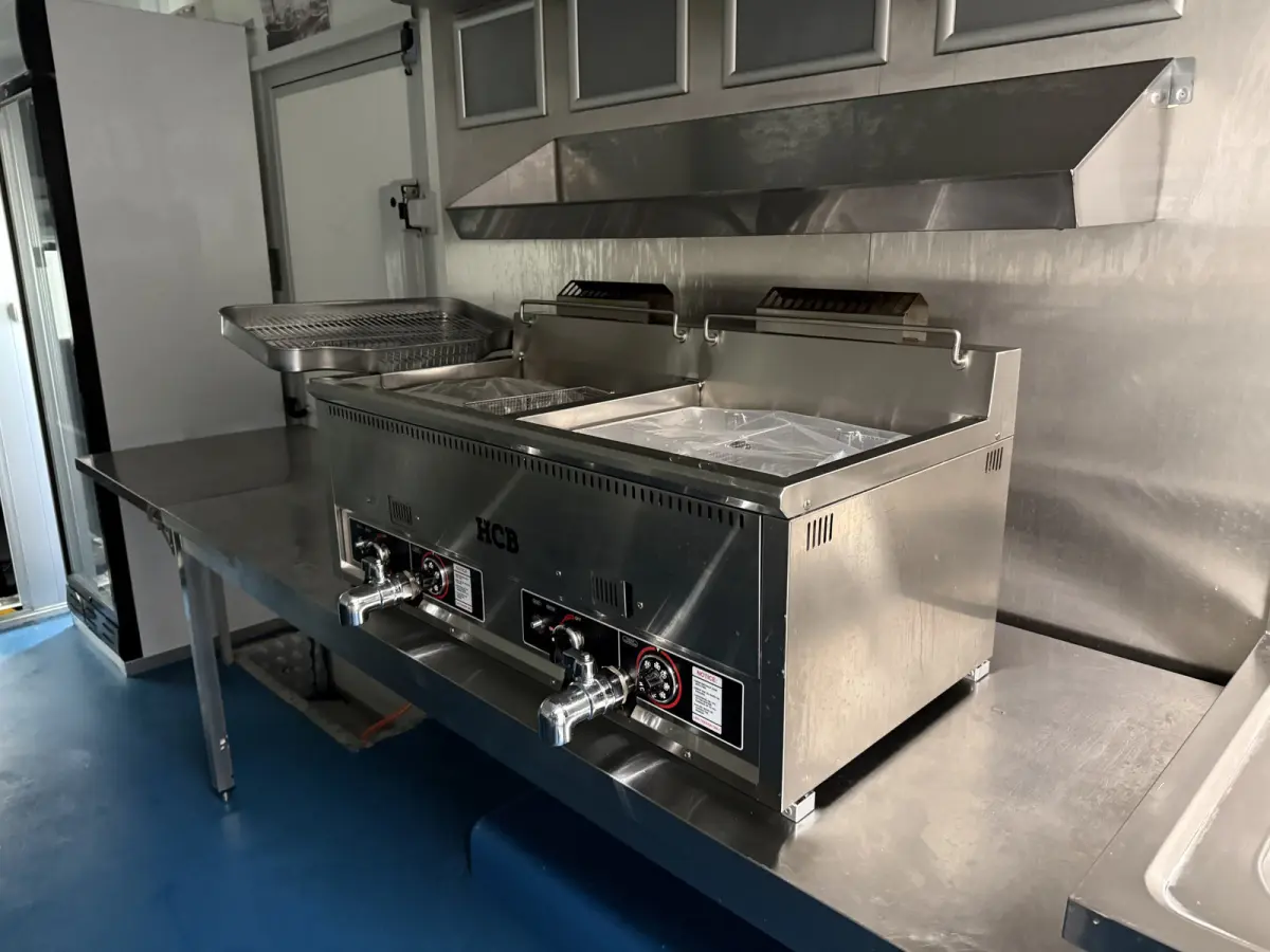 35S14 2.3 410 | Foodtruck | Verkoopwagen | Patatkraam | Eventtruck | Snackwagen | Viskraam | Zijdeur | Airco | Camera