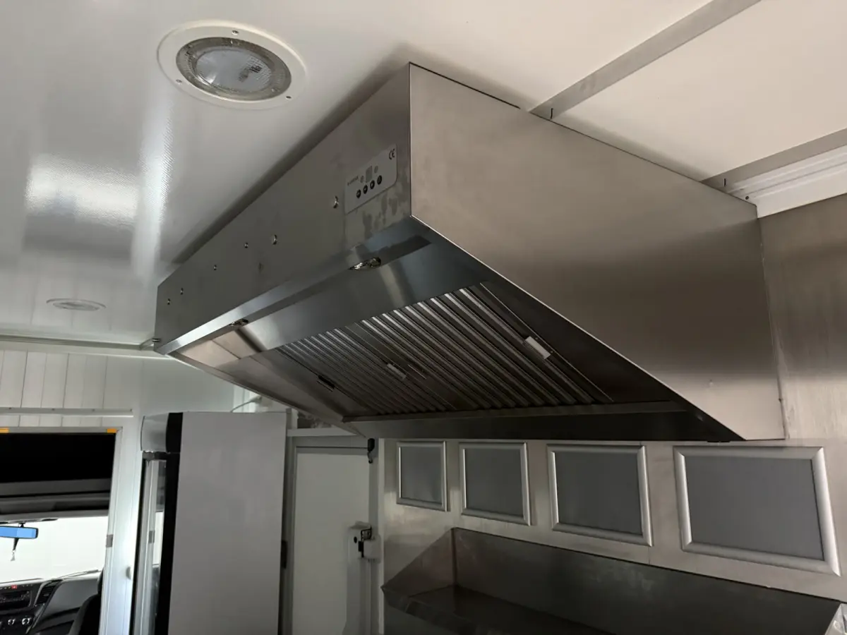 35S14 2.3 410 | Foodtruck | Verkoopwagen | Patatkraam | Eventtruck | Snackwagen | Viskraam | Zijdeur | Airco | Camera