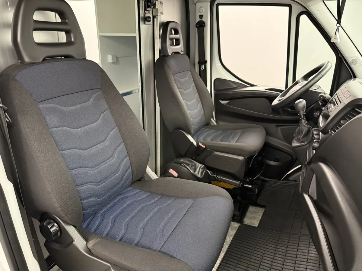 35S14 2.3 410 | Foodtruck | Verkoopwagen | Patatkraam | Eventtruck | Snackwagen | Viskraam | Zijdeur | Airco | Camera