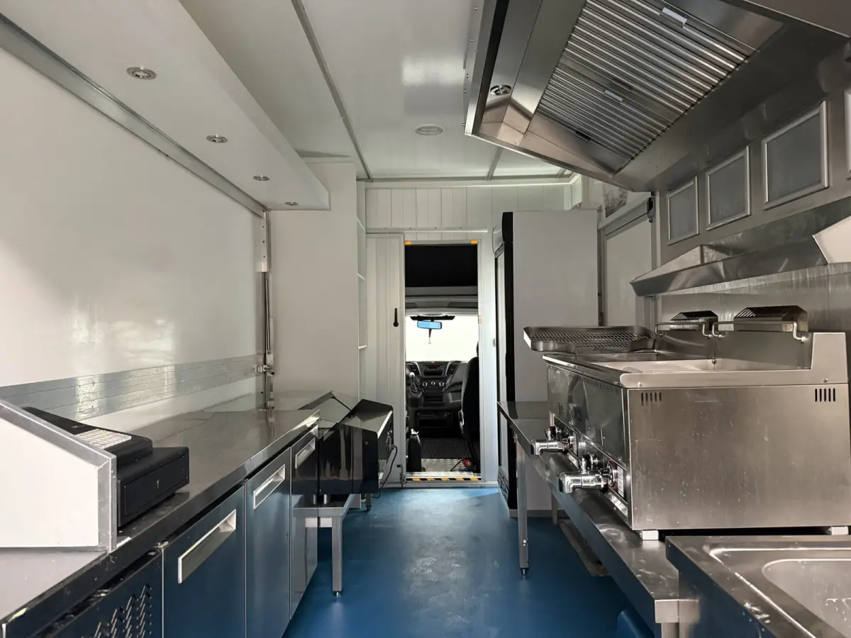 35S14 2.3 410 | Foodtruck | Verkoopwagen | Patatkraam | Eventtruck | Snackwagen | Viskraam | Zijdeur | Airco | Camera