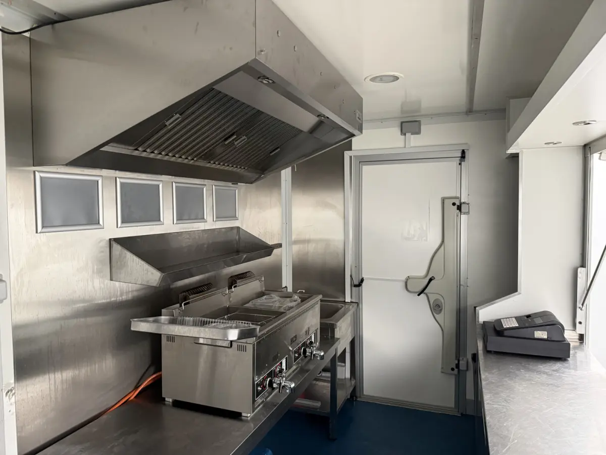 35S14 2.3 410 | Foodtruck | Verkoopwagen | Patatkraam | Eventtruck | Snackwagen | Viskraam | Zijdeur | Airco | Camera