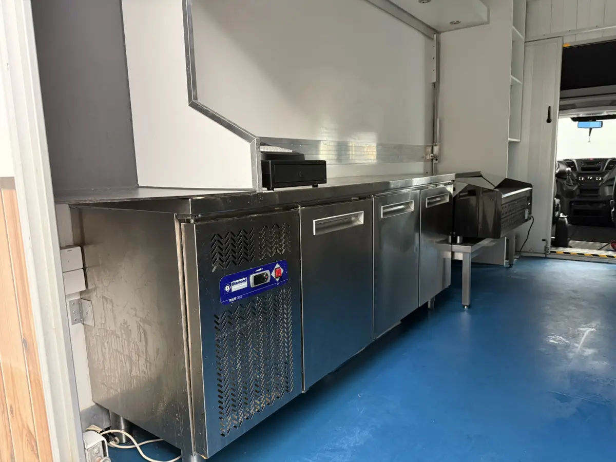 35S14 2.3 410 | Foodtruck | Verkoopwagen | Patatkraam | Eventtruck | Snackwagen | Viskraam | Zijdeur | Airco | Camera