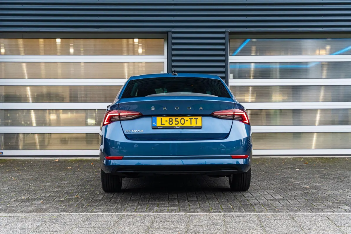 1.0 TSI 110pk Business Edition Plus | Stoelverwarming | Elektrische Achterklep | Camera | Adaptief Cruise Control | Navigatie