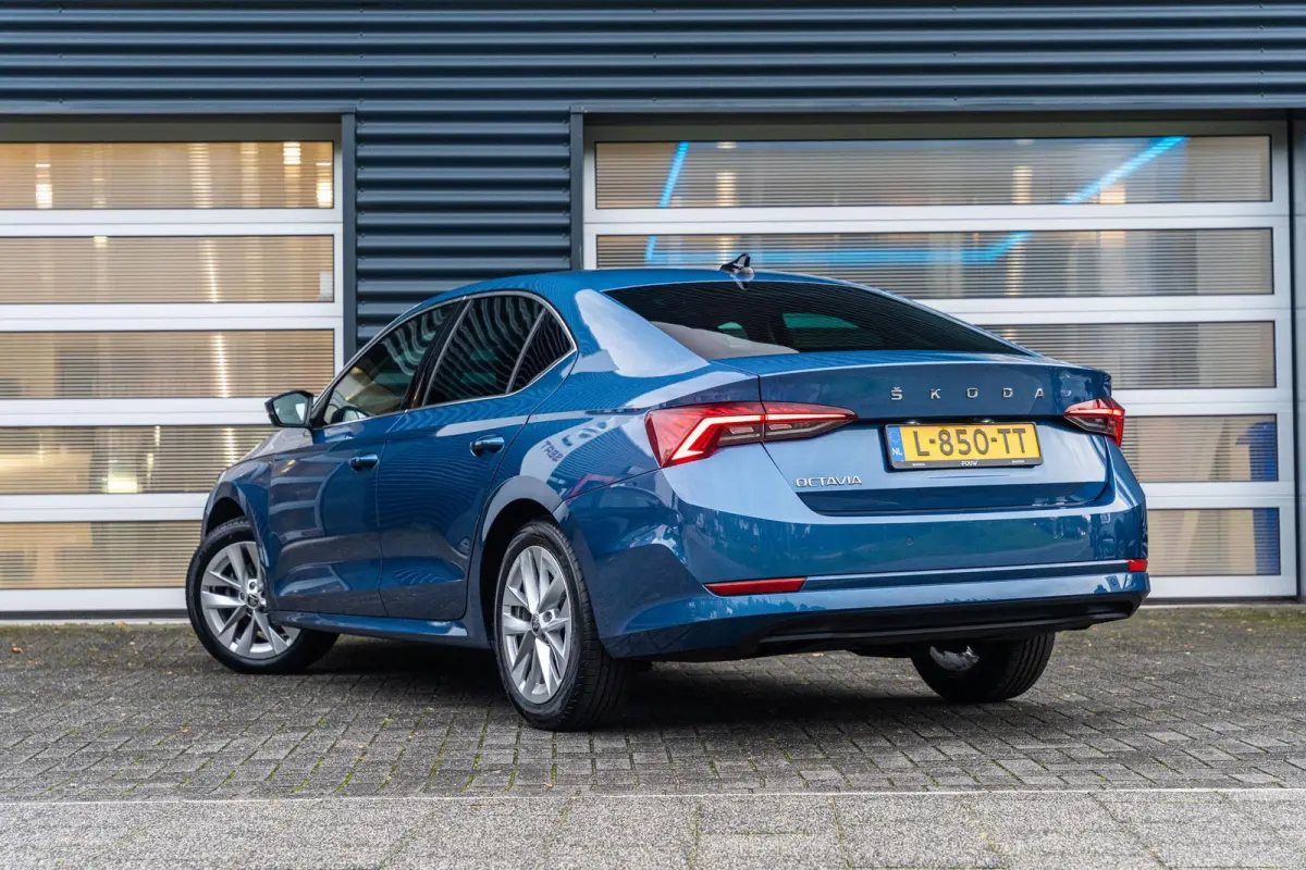 1.0 TSI 110pk Business Edition Plus | Stoelverwarming | Elektrische Achterklep | Camera | Adaptief Cruise Control | Navigatie