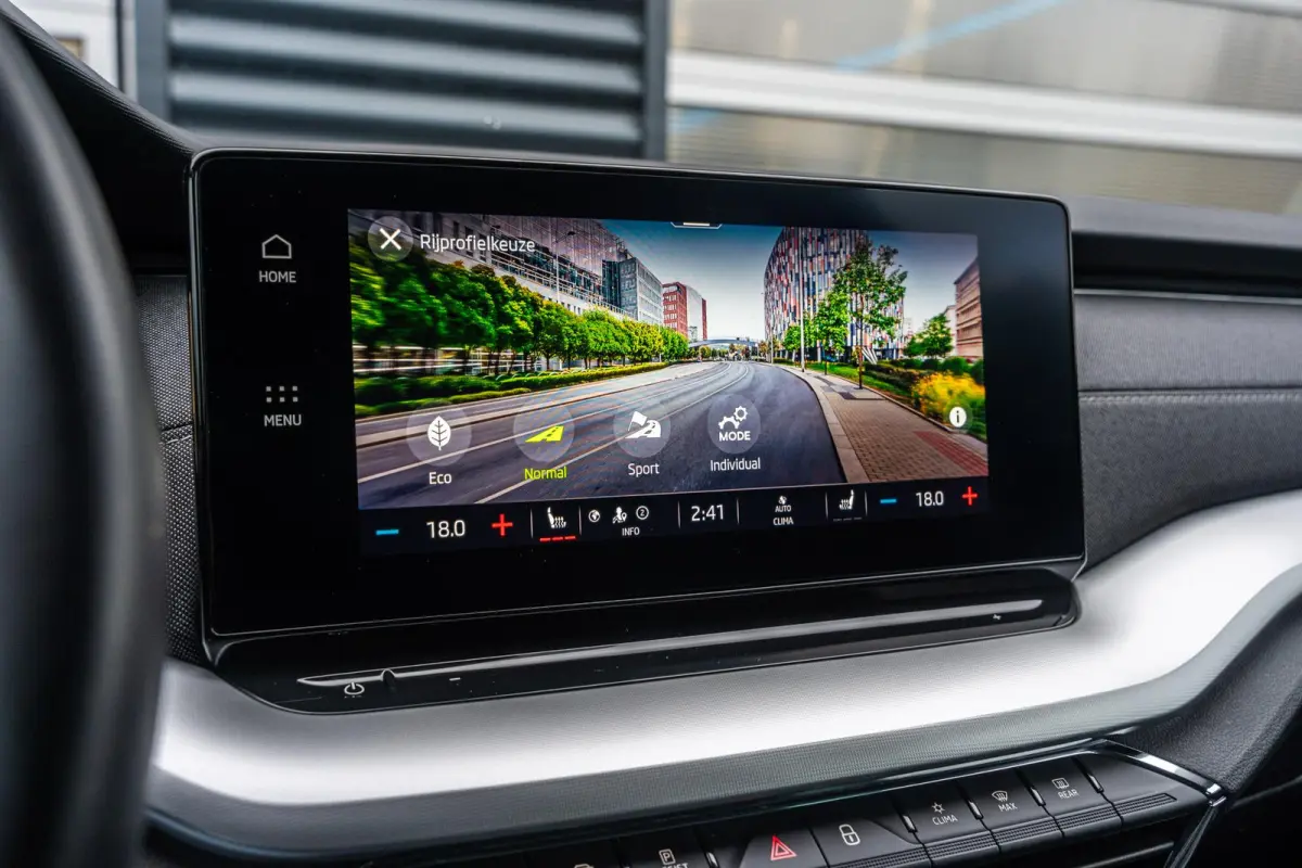 1.0 TSI 110pk Business Edition Plus | Stoelverwarming | Elektrische Achterklep | Camera | Adaptief Cruise Control | Navigatie