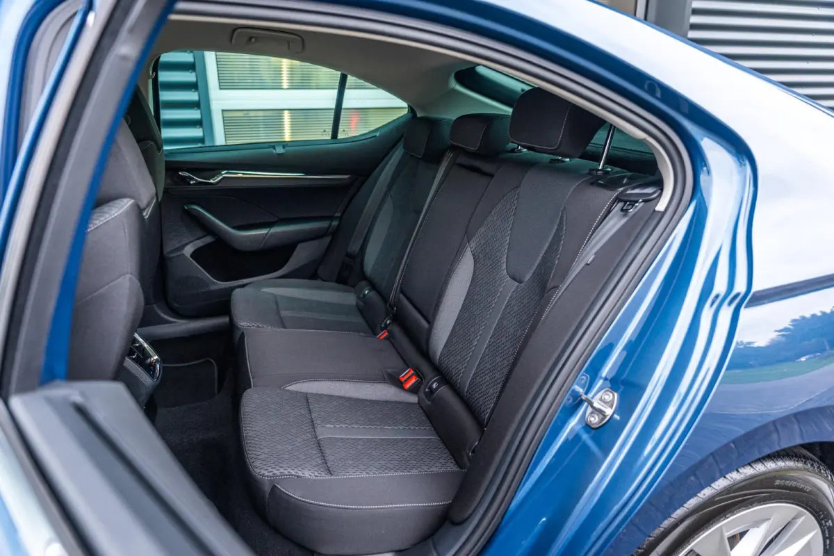 1.0 TSI 110pk Business Edition Plus | Stoelverwarming | Elektrische Achterklep | Camera | Adaptief Cruise Control | Navigatie