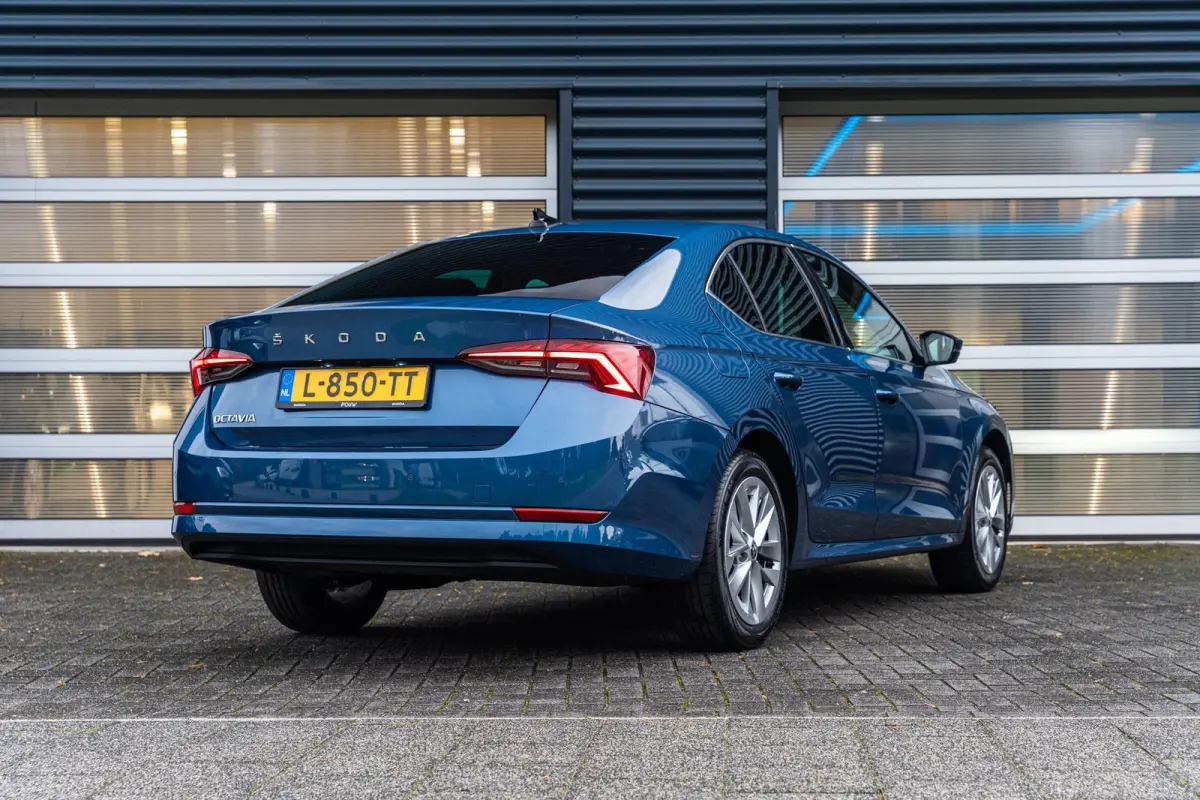 1.0 TSI 110pk Business Edition Plus | Stoelverwarming | Elektrische Achterklep | Camera | Adaptief Cruise Control | Navigatie
