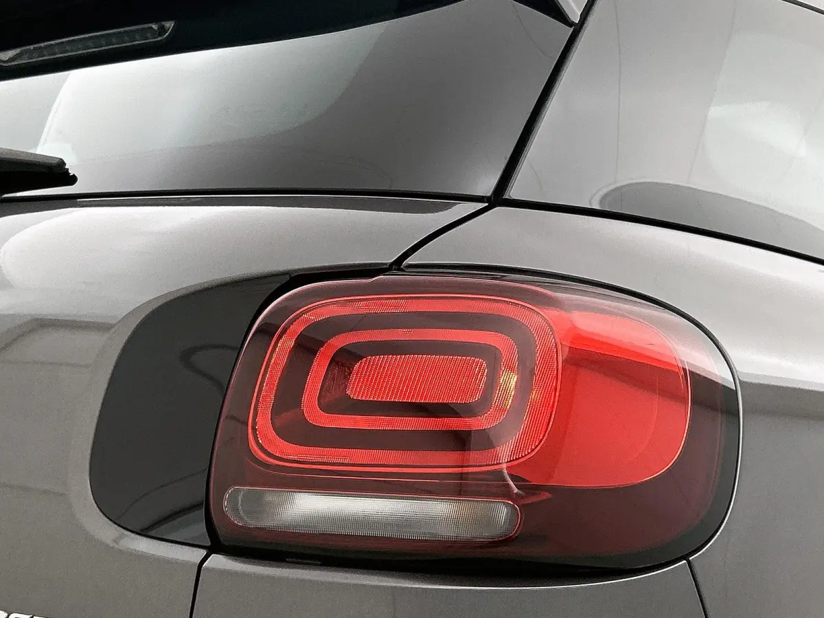 SUV Shine 110pk Automaat | Navigatie | Panoramisch schuif-kanteldak | Achteruitrijcamera | Climate Control | Cruise Control | Parkeersensoren v+a | Apple Carplay / Android Auto | Bluetooth |