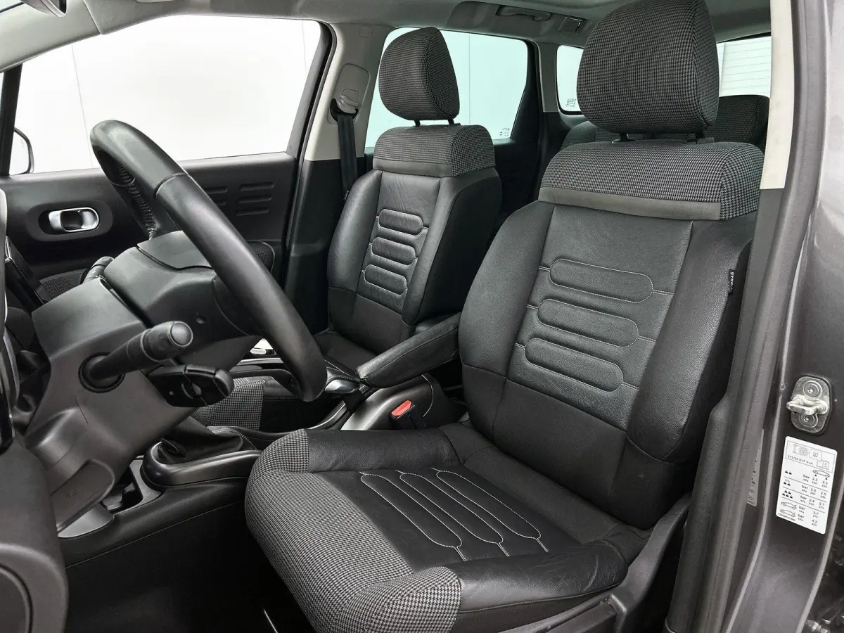 SUV Shine 110pk Automaat | Navigatie | Panoramisch schuif-kanteldak | Achteruitrijcamera | Climate Control | Cruise Control | Parkeersensoren v+a | Apple Carplay / Android Auto | Bluetooth |