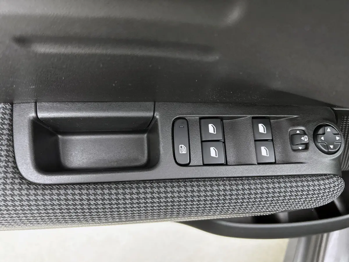 SUV Shine 110pk Automaat | Navigatie | Panoramisch schuif-kanteldak | Achteruitrijcamera | Climate Control | Cruise Control | Parkeersensoren v+a | Apple Carplay / Android Auto | Bluetooth |