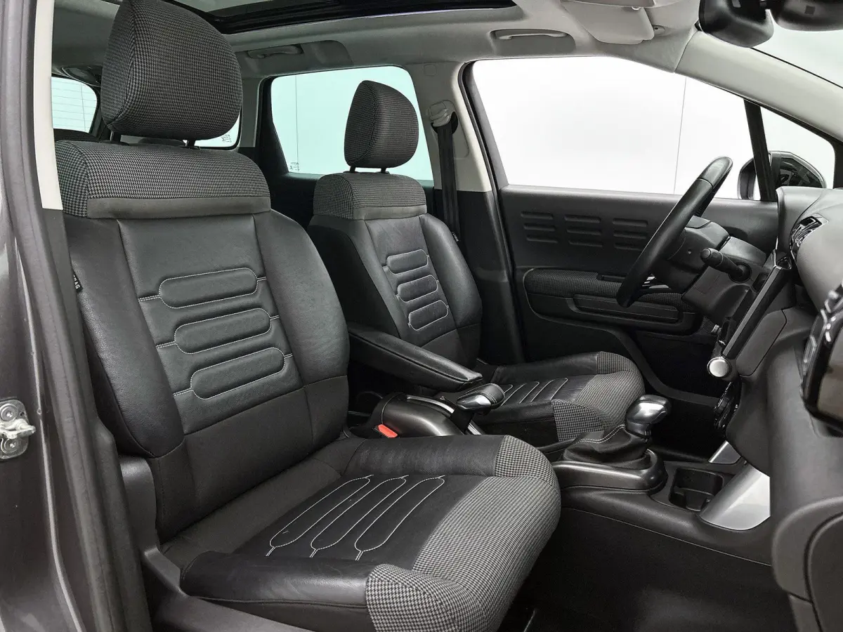 SUV Shine 110pk Automaat | Navigatie | Panoramisch schuif-kanteldak | Achteruitrijcamera | Climate Control | Cruise Control | Parkeersensoren v+a | Apple Carplay / Android Auto | Bluetooth |