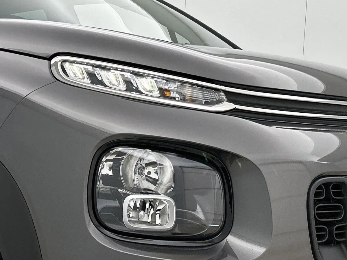 SUV Shine 110pk Automaat | Navigatie | Panoramisch schuif-kanteldak | Achteruitrijcamera | Climate Control | Cruise Control | Parkeersensoren v+a | Apple Carplay / Android Auto | Bluetooth |