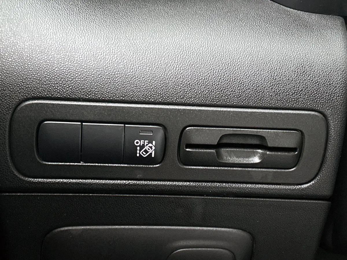 SUV Shine 110pk Automaat | Navigatie | Panoramisch schuif-kanteldak | Achteruitrijcamera | Climate Control | Cruise Control | Parkeersensoren v+a | Apple Carplay / Android Auto | Bluetooth |