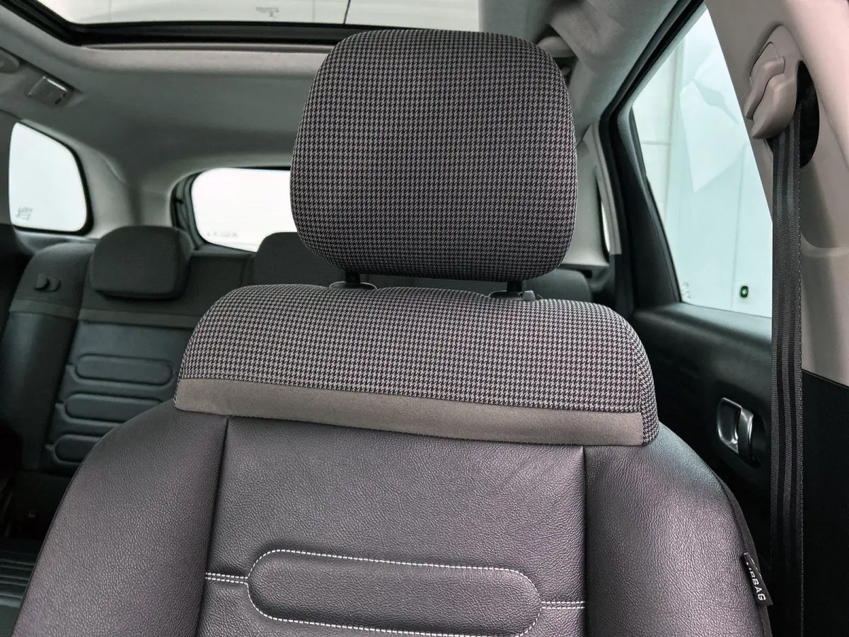 SUV Shine 110pk Automaat | Navigatie | Panoramisch schuif-kanteldak | Achteruitrijcamera | Climate Control | Cruise Control | Parkeersensoren v+a | Apple Carplay / Android Auto | Bluetooth |