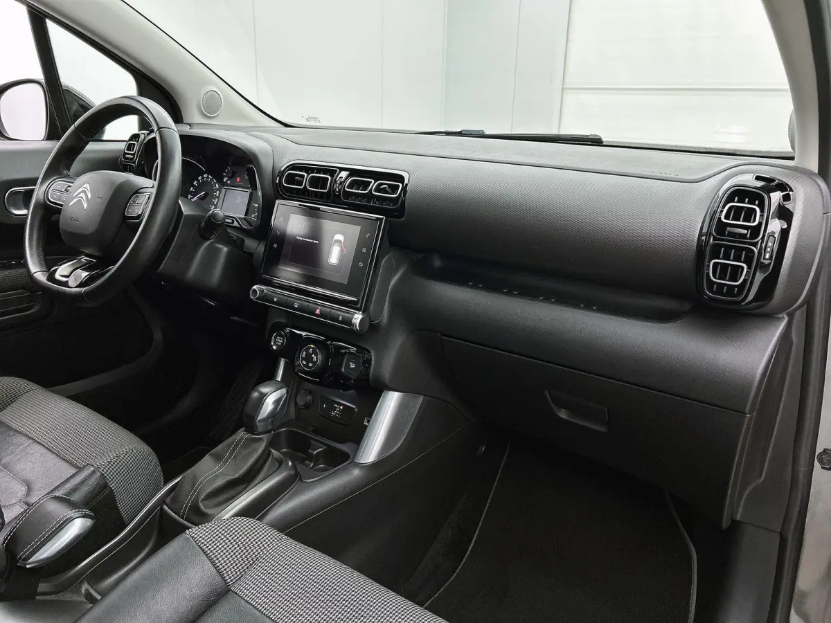 SUV Shine 110pk Automaat | Navigatie | Panoramisch schuif-kanteldak | Achteruitrijcamera | Climate Control | Cruise Control | Parkeersensoren v+a | Apple Carplay / Android Auto | Bluetooth |