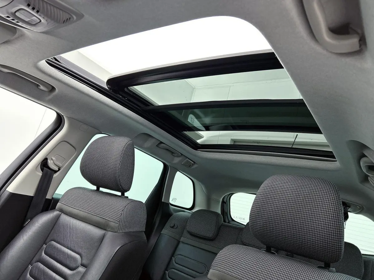 SUV Shine 110pk Automaat | Navigatie | Panoramisch schuif-kanteldak | Achteruitrijcamera | Climate Control | Cruise Control | Parkeersensoren v+a | Apple Carplay / Android Auto | Bluetooth |