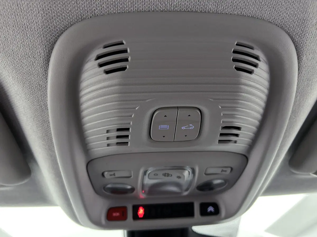 SUV Shine 110pk Automaat | Navigatie | Panoramisch schuif-kanteldak | Achteruitrijcamera | Climate Control | Cruise Control | Parkeersensoren v+a | Apple Carplay / Android Auto | Bluetooth |