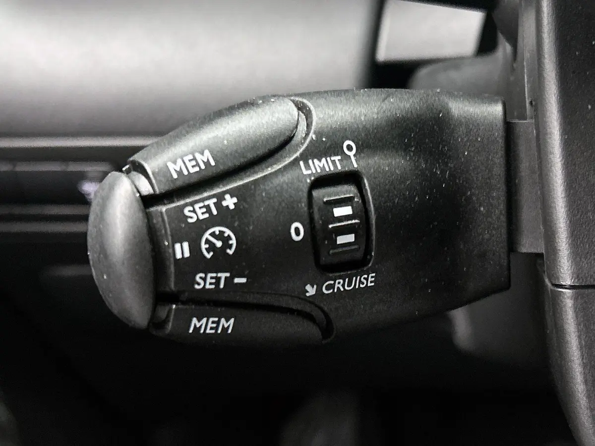 SUV Shine 110pk Automaat | Navigatie | Panoramisch schuif-kanteldak | Achteruitrijcamera | Climate Control | Cruise Control | Parkeersensoren v+a | Apple Carplay / Android Auto | Bluetooth |