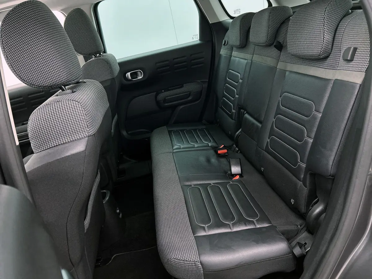 SUV Shine 110pk Automaat | Navigatie | Panoramisch schuif-kanteldak | Achteruitrijcamera | Climate Control | Cruise Control | Parkeersensoren v+a | Apple Carplay / Android Auto | Bluetooth |