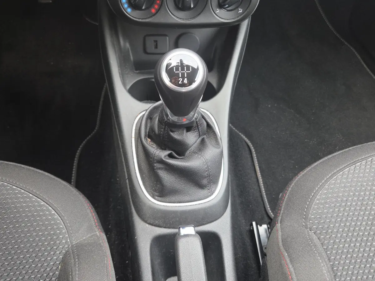 1.4 Online Edition Parkeersensoren | Full map navigatie | Carplay/android auto | DAB | Airco | Cruise control