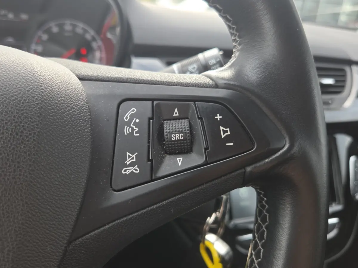 1.4 Online Edition Parkeersensoren | Full map navigatie | Carplay/android auto | DAB | Airco | Cruise control