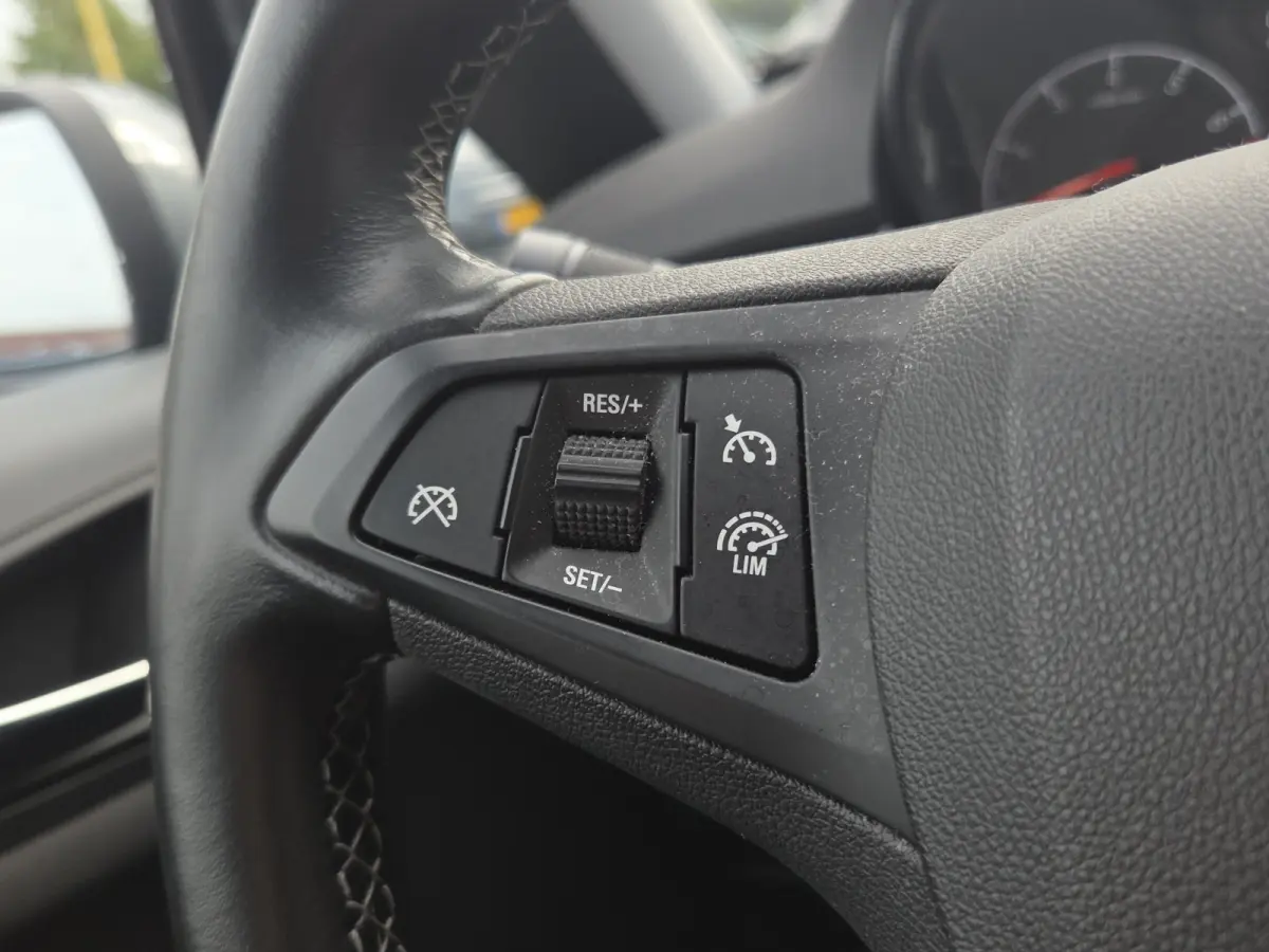1.4 Online Edition Parkeersensoren | Full map navigatie | Carplay/android auto | DAB | Airco | Cruise control