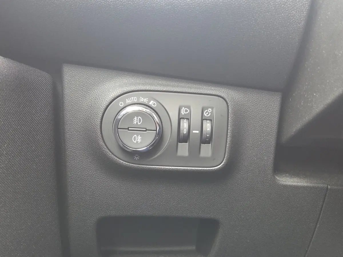 1.4 Online Edition Parkeersensoren | Full map navigatie | Carplay/android auto | DAB | Airco | Cruise control