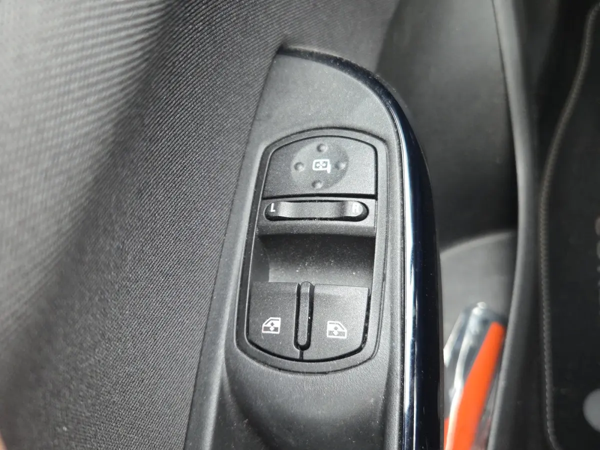 1.4 Online Edition Parkeersensoren | Full map navigatie | Carplay/android auto | DAB | Airco | Cruise control