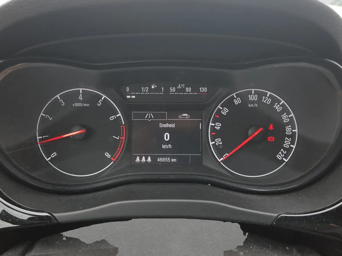 1.4 Online Edition Parkeersensoren | Full map navigatie | Carplay/android auto | DAB | Airco | Cruise control