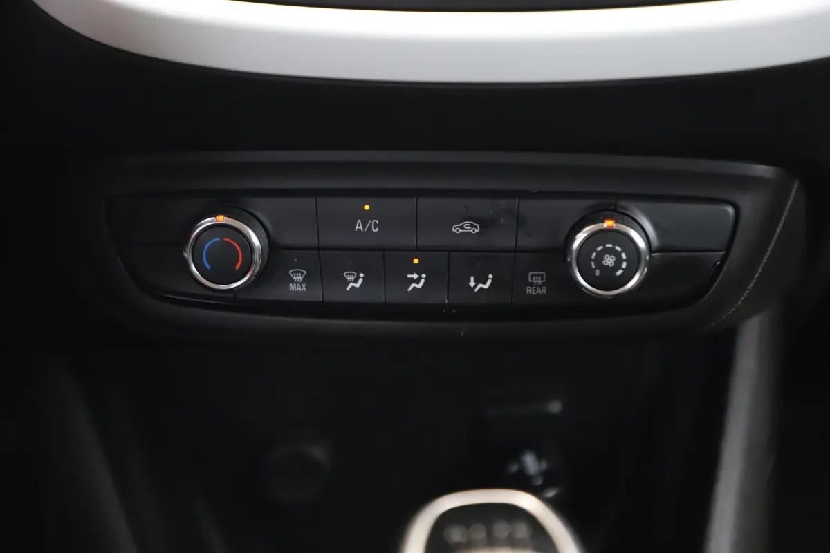 1.2 Turbo 120 Jaar Edition 110PK 16 inch LMV Navigatie Airco Cruise Control Rijstrooksensor