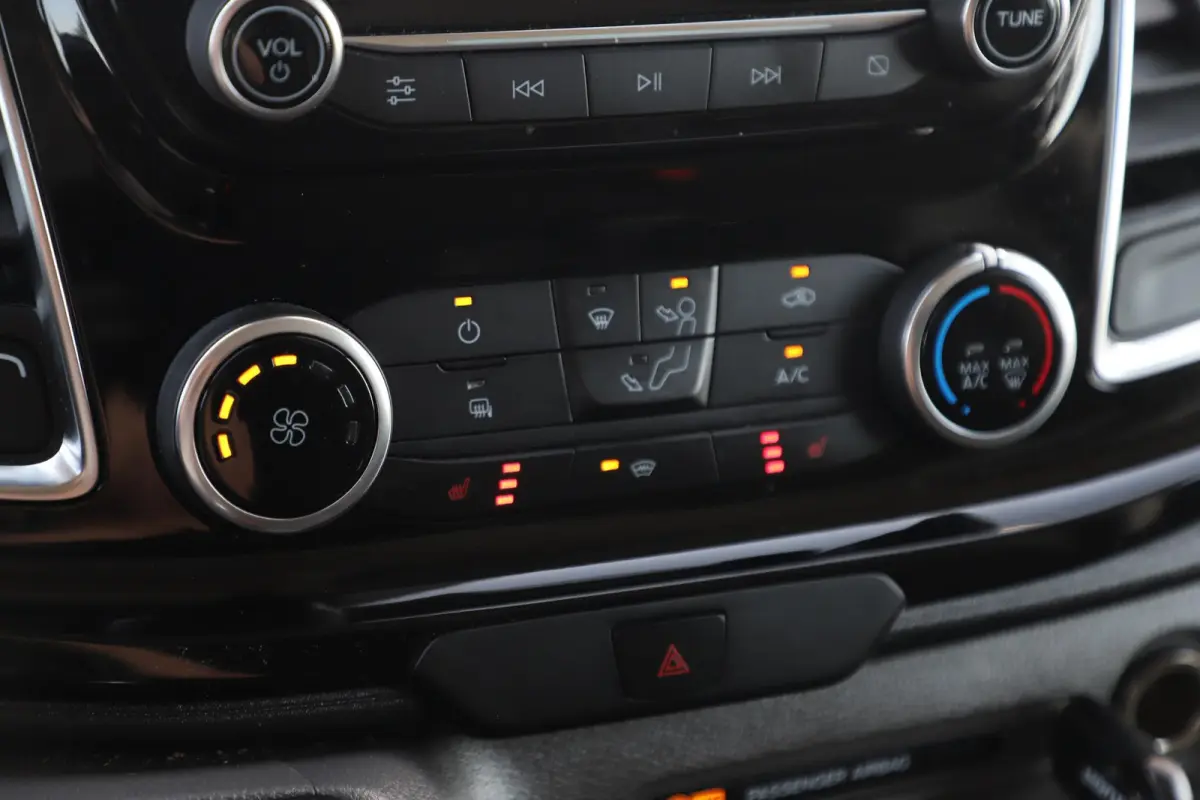 300 2.0 TDCI L2H1 Limited DC 170PK Automaat NWE Distr.Riem ! Trekhaak Sidebars Navigatie Achteruitrijcamera Carplay LED 16 inch LMV Schuifdeur Airco Cruise